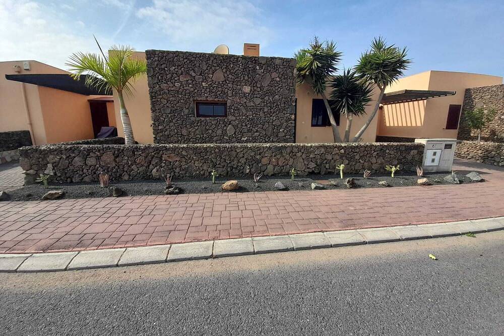 Prachtige villa met verwarmd zwembad, grote patio en barbecue in Tamaragua, La Oliva