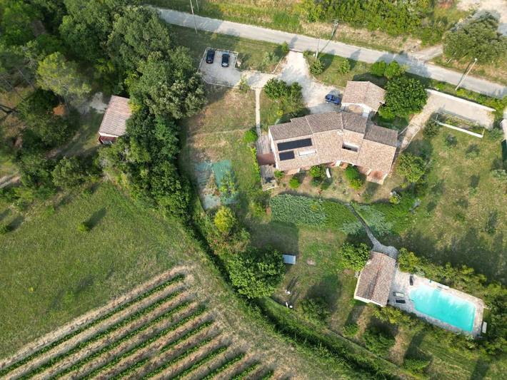 Location de vacances pour 5 personnes, avec Terrasse et Jardin ainsi que Piscine et Vue à Saint-Just-et-Vacquières