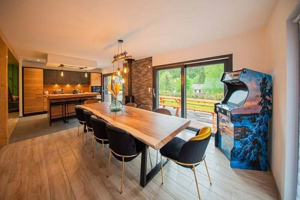 Maévas Chalet: Whirlpool und Terrasse. in Xonrupt-Longemer, Regionaler Naturpark Belchen der Vogesen
