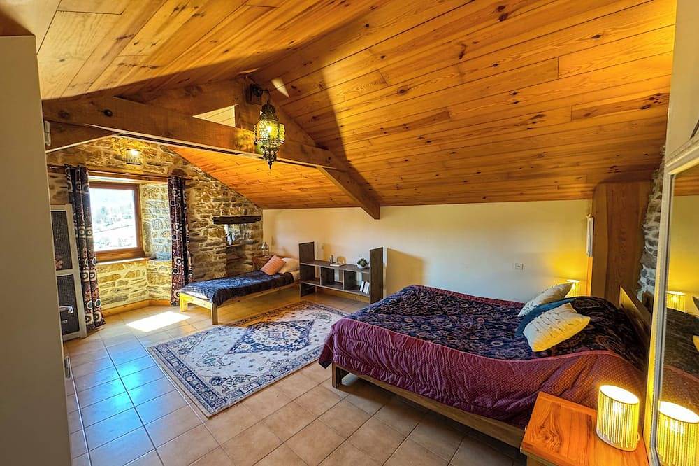 Chez Annaïk, 17th century farmhouse, an exceptional view of the Causse Méjean in Ispagnac, Cevenas