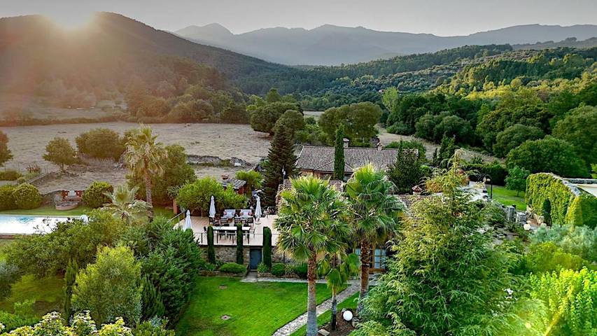 Casa rural para 12 personas, con vistas además de piscina y jardín en Arenas de San Pedro
