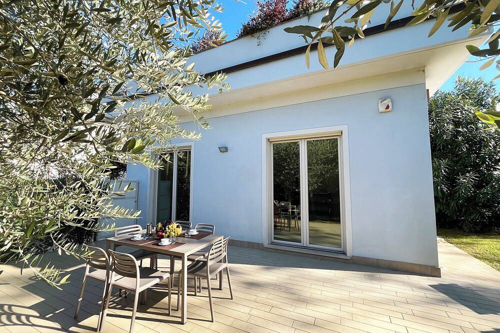 Appartamento intero, Casa Fiordaliso, oasi nel verde vicino al mare, 6 ospiti, giardino, posto auto in Lido di Camaiore, Riviera Toscana