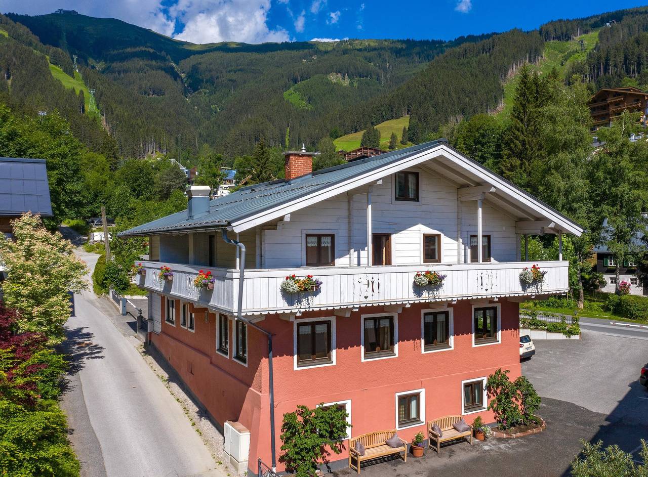 Entire holiday apartment, B&amp;B by Zillner in Zell am See (City), Zell am See