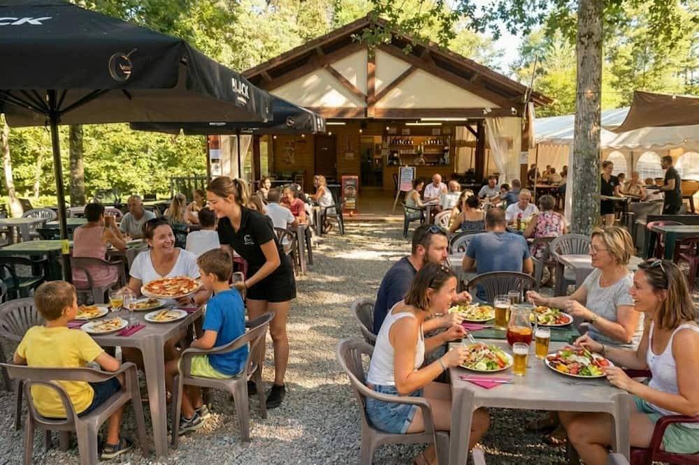 Camping 3 étoiles - Piscine in Saint-Gérons, Région d'Aurillac