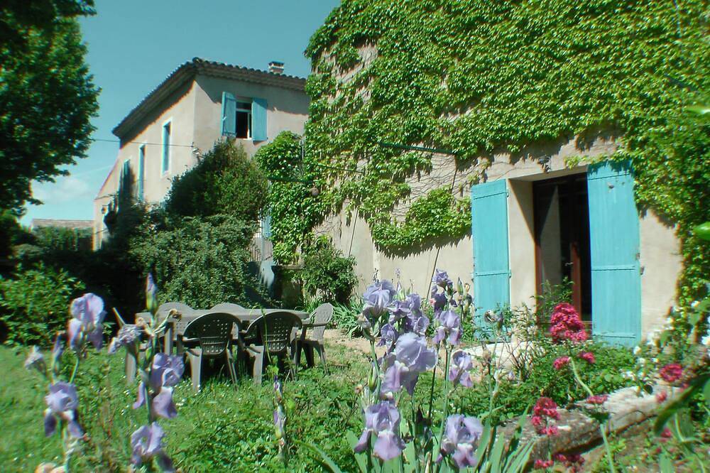 Einfacher Fuß des Charmes 70m ², privater Garten von 100m ² gesehen auf Brunnen, Platanen in Apt, Regionaler Naturpark Luberon