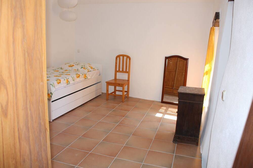 Over 1000 year old country house with pool near Uzes for 12 people, ideal for families in Foissac, Région de Nîmes