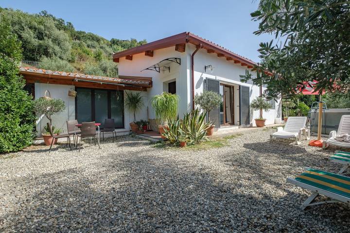 Villa per 5 persone, con Idromassaggio e Giardino a Barcellona Pozzo di Gotto