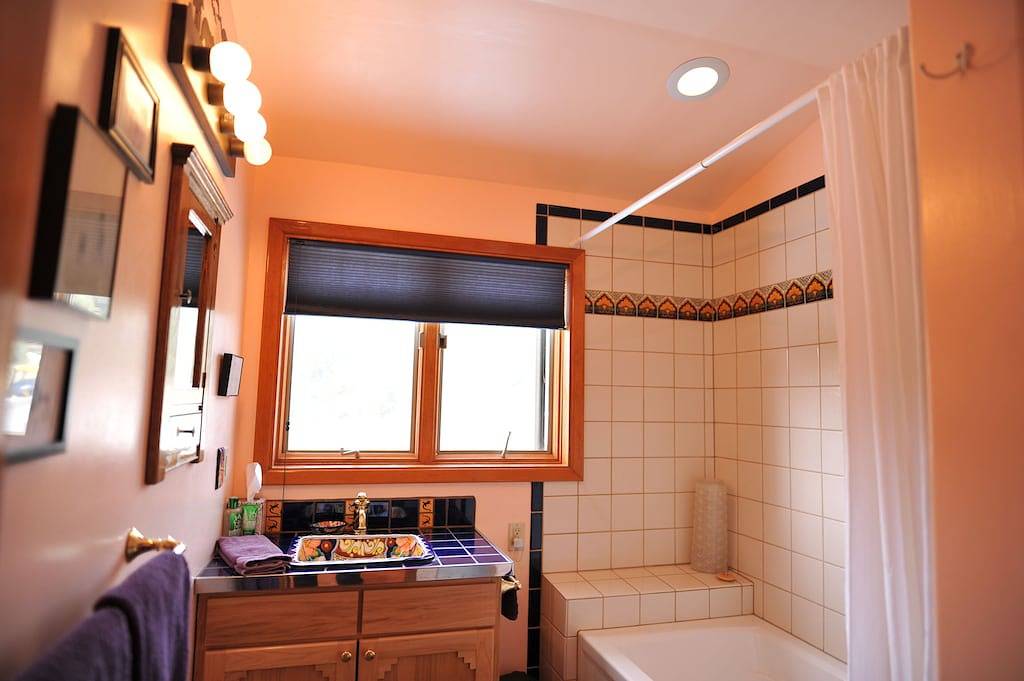 Eine Cozy Br und eine separate große Br, die auf einem Deck mit Blick auf die Berge öffnet in Pinos Altos, Gila National Forest