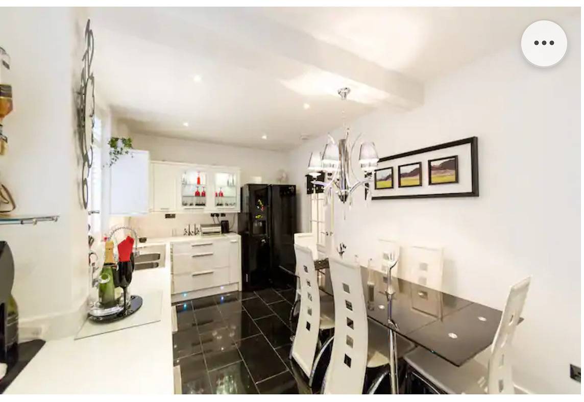 Apartamento de férias inteiro, 4 Bed Flat - Sleeps 14 - Parking - Game Room -Wifi in Merton, Londres
