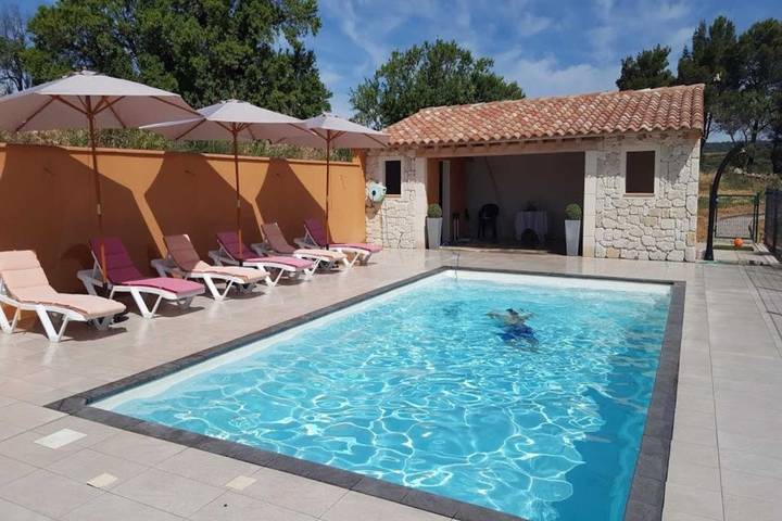 Gîte pour 4 personnes, avec Terrasse ainsi que Jardin et Piscine