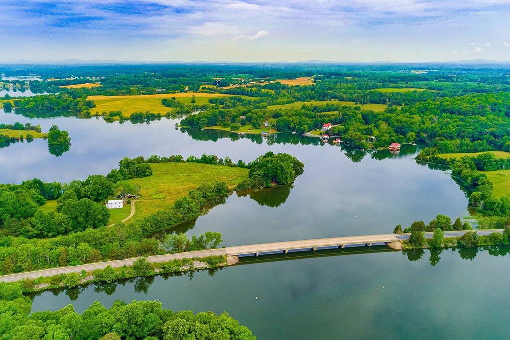 Lakeside log home with a private deck, Wifi, firepit, central Ac, & washer/dryer in Lake Anna