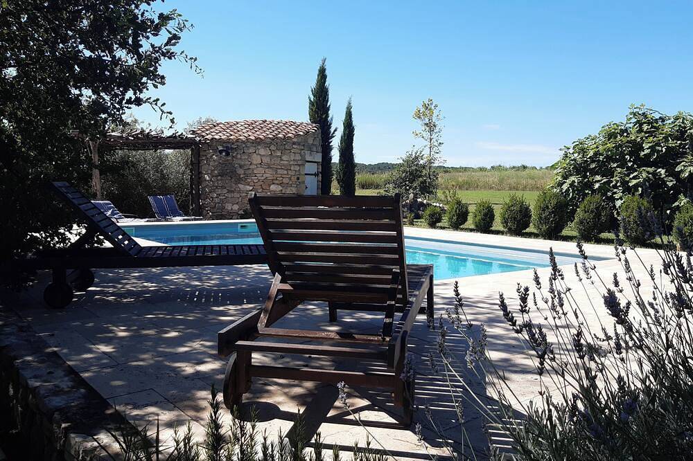 5mn from Uzes, air-conditioned gîte in the heart of the vineyards in Blauzac, Nimes region