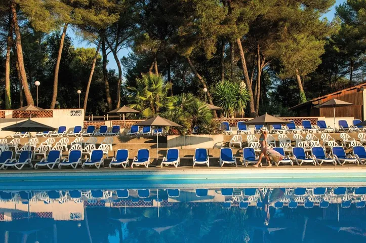 Hotel para 2 personas, con jardín además de terraza y piscina - 1