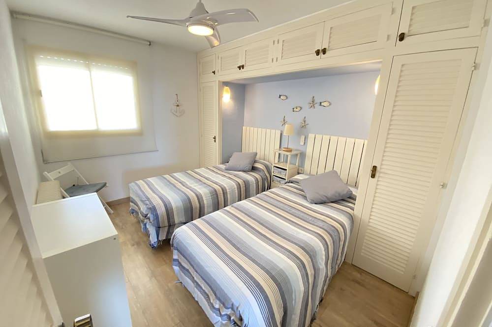 Entire apartment, 1km from the beach, magnificent sea view, swimming pool, parking and Wifi in Sant Feliu de Guíxols, Costa Brava