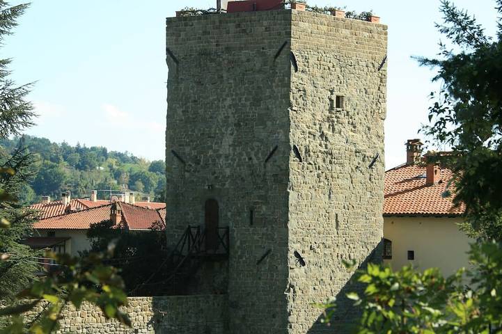 Castello per 3 persone, con giardino e piscina nonché idromassaggio in Toscana