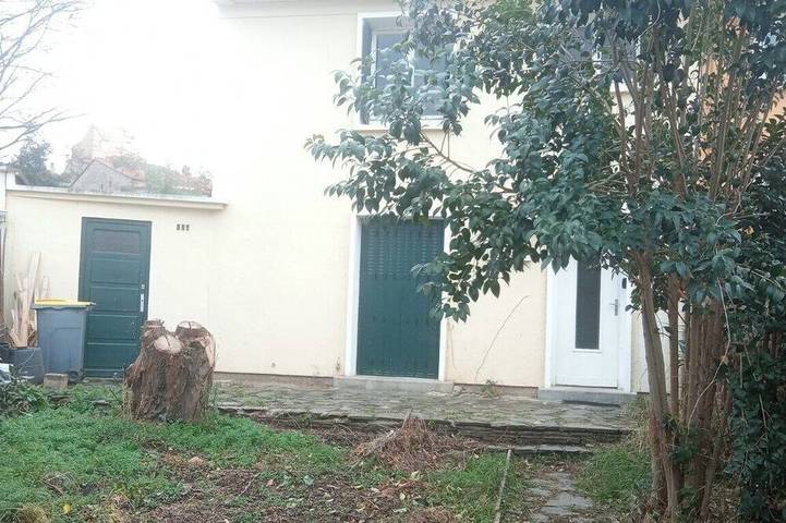 Family house, terrace, sleeps 9 + 1 baby, tv in Prades, Prades region