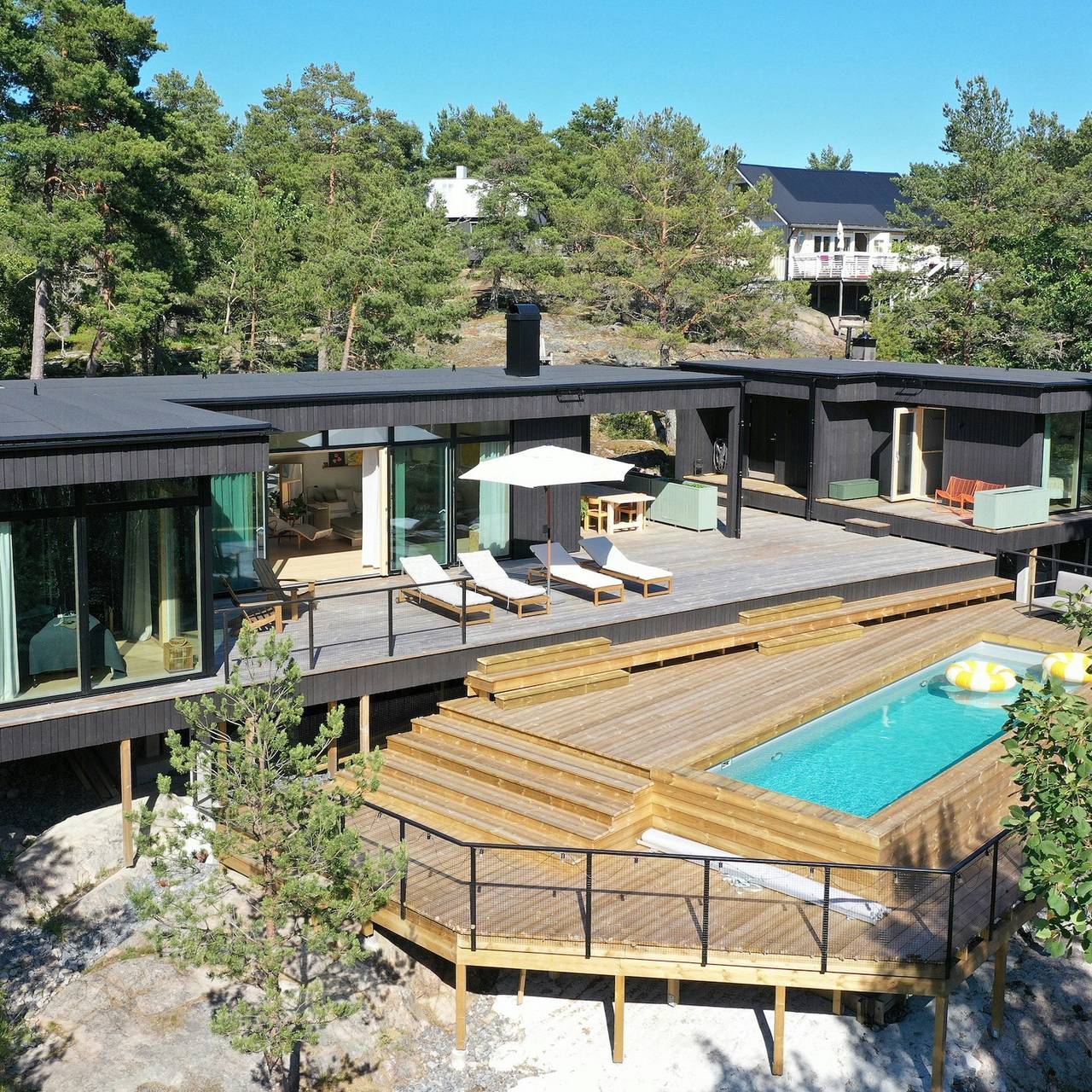 Paradies mit Pool in der Nähe von schönen natürlichen Ansichten in Vindö