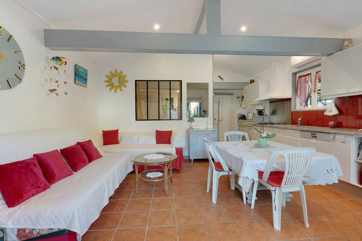 Holiday Home “Lanton Arcachon Bay” with Private Terrace, Wi-Fi & Air Conditioning in Cassy, Lanton