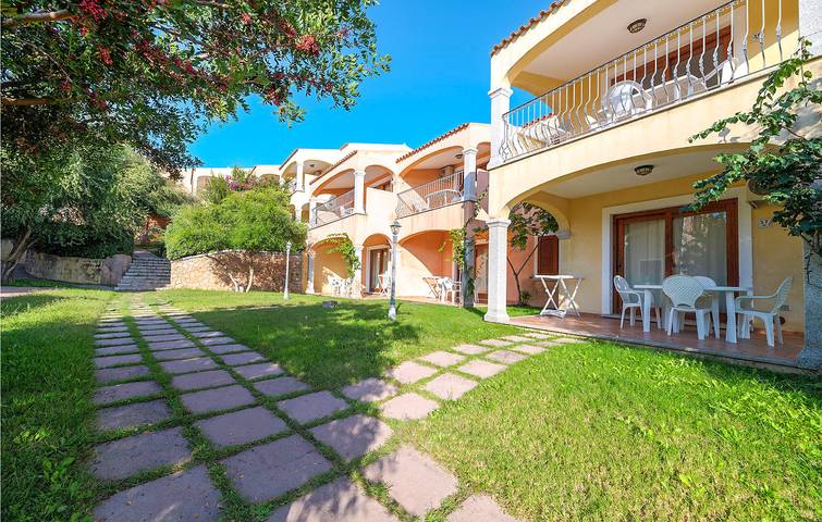 Gîte pour 4 personnes, avec piscine et terrasse à Badesi