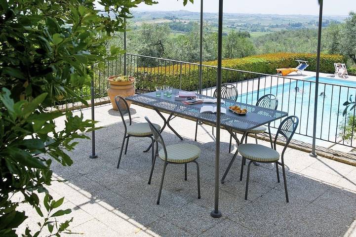 Appartement entier, Studio avec balcon privé, superbes vues, wifi, piscine partagée, près du village in Vinci, Province de Florence