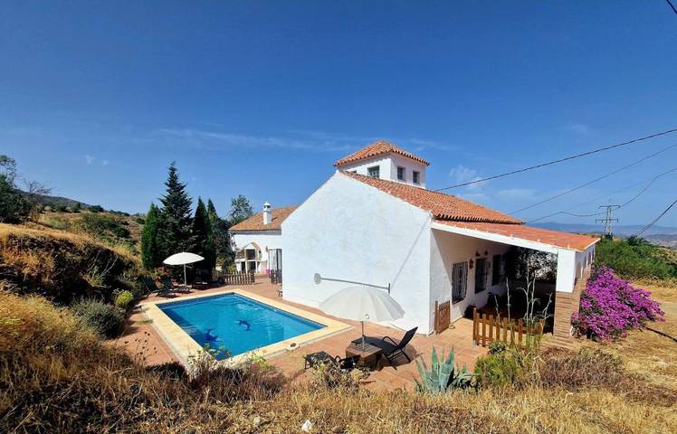 Casa rural para 8 personas, con piscina además de vistas y jardín en Almogía