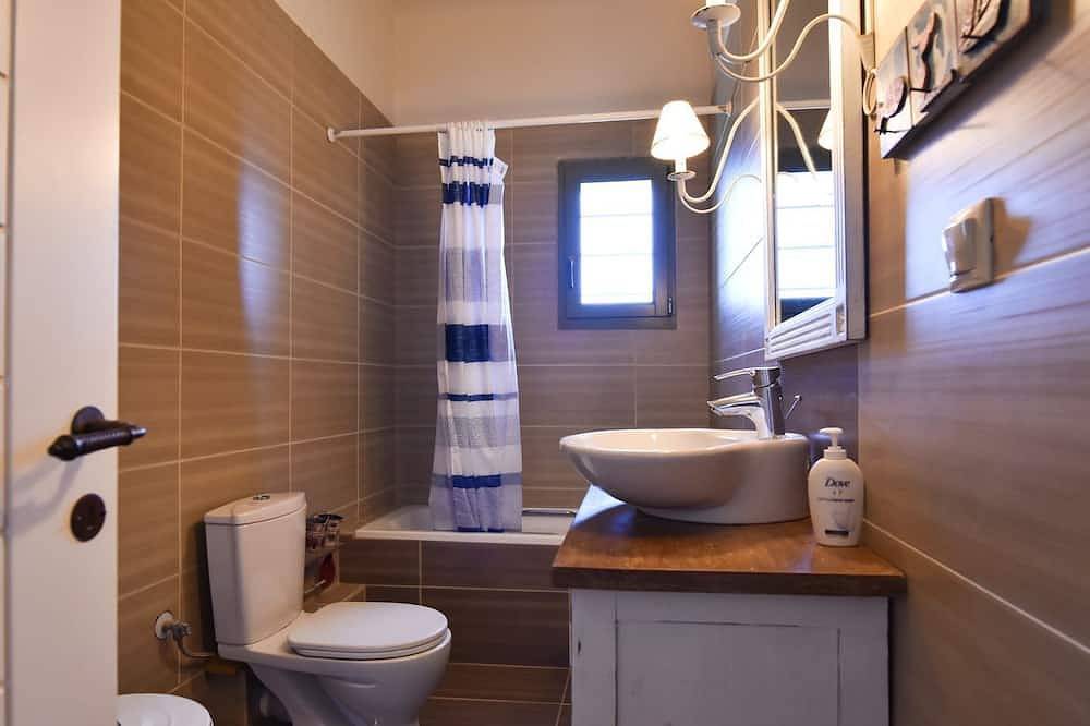 Villa Lena:Beachfront Villa 70 m to sandy isolated Beaches C/spa outdoor jacuzzi in Kea