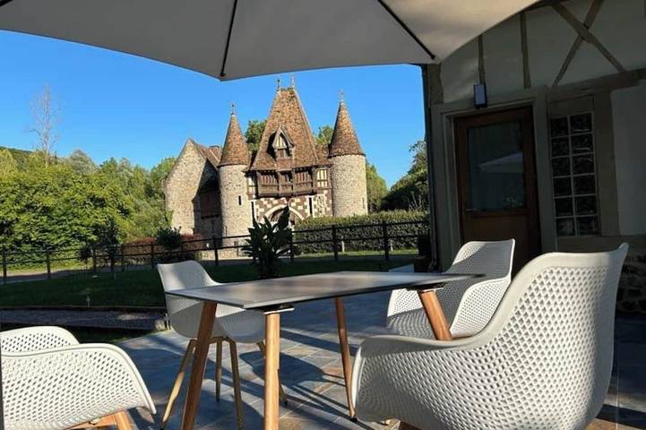 Location de vacances pour 4 personnes, avec terrasse ainsi que jardin et jacuzzi dans Abbaye Notre-Dame de Grestain
