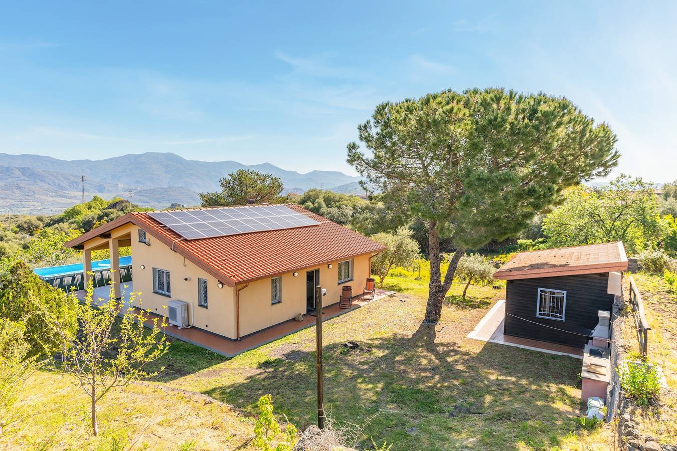 Haustierfreundliche Villa "Tuccios" mit Garten, Terrasse und Wlan in Ätna