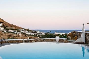 Cottage pour 8 personnes, avec jardin ainsi que vue et piscine dans Kalafatis