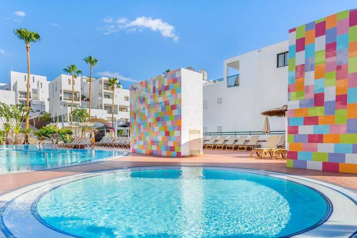 Apartahotel para 4 personas, con Balcón y Jacuzzi además de Terraza y Piscina para niños en Costa Adeje