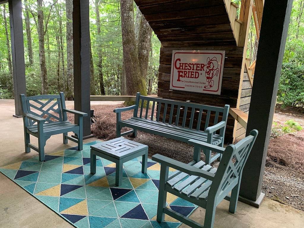 Nestleinn: Luxury Mountain Retreat with Fire Pit, Decks & Forest Views. in Scaly Mountain, Macon County