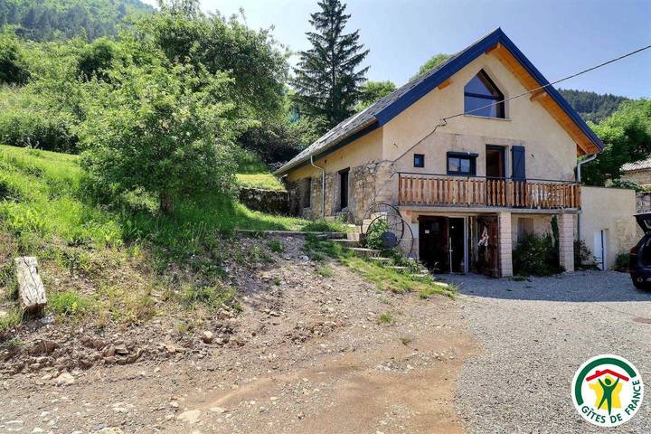 Gîte pour 6 personnes, avec terrasse à Lus-la-Croix-Haute