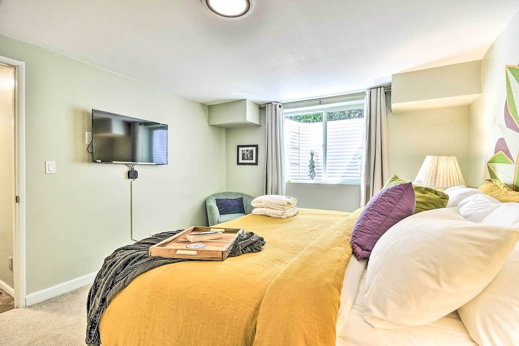 ‘The Owl’s Nest’ w/ Hot Tub & Forest Views! in Portland, Multnomah County