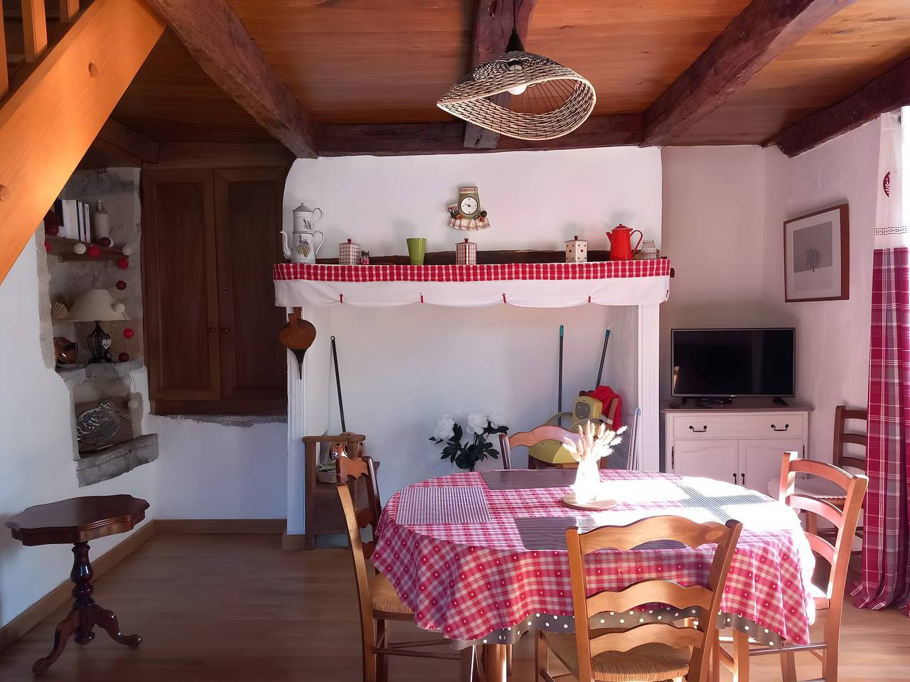 Maison au bord de la rivière Le Célé "L'Oustalou" in Corn, Parc Naturel Régional des Causses du Quercy
