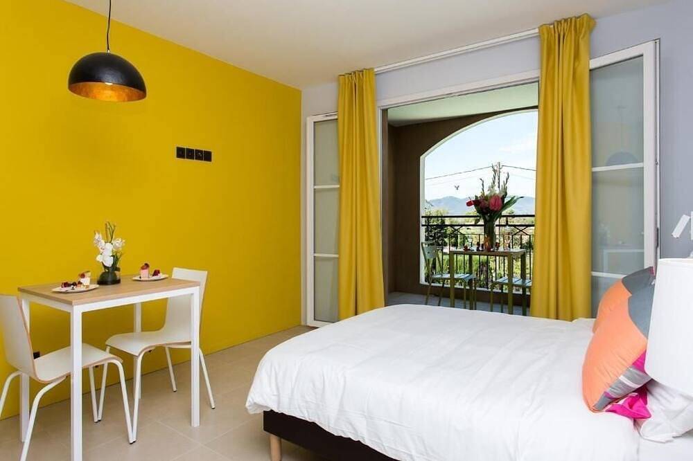 Relaxing Couple Room Ideal for Riviera Getaway w/ Outdoor Space | Swimming Pool in Mougins, Region de Cannes