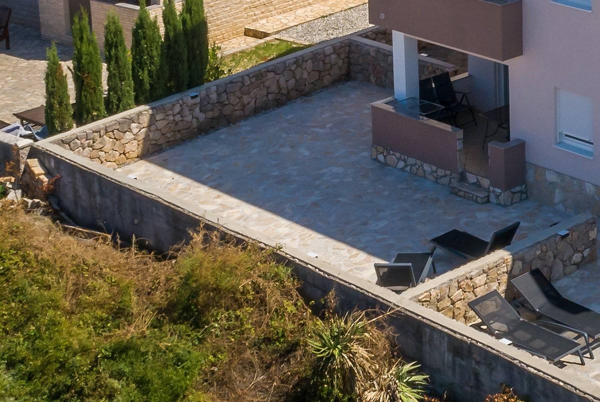 Ganze Wohnung, Erdgeschosswohnung Julia mit beheiztem Pool, großer Terrasse (28 m2) mit Meerblick in Komoriška, Klimno
