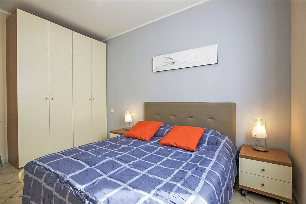 Entire apartment, 3-room apartment with small balcony in an Art Nouveau villa with communal pool in Baveno, Comune di Baveno