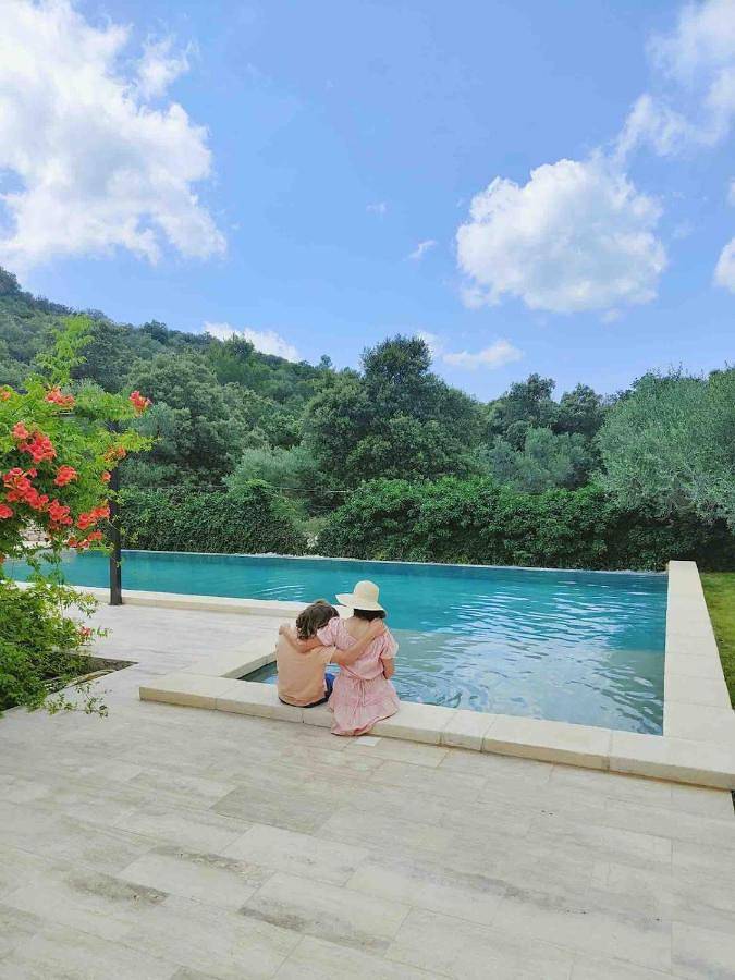 Location de vacances pour 12 personnes, avec jardin et piscine à Saint-Hilaire-d'Ozilhan