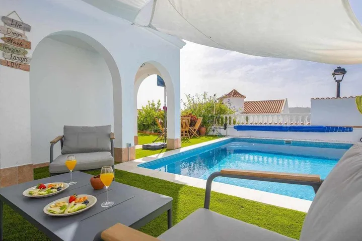 Chalet para 6 personas, con piscina y terraza además de vistas y jardín - 1