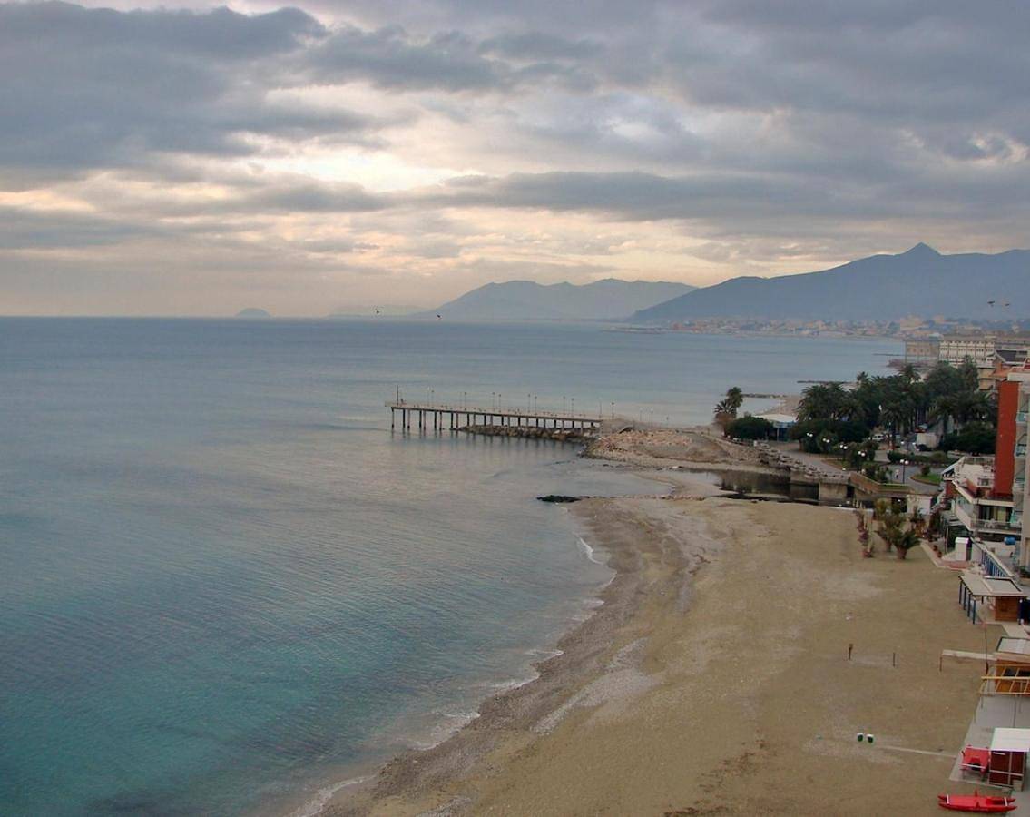 Ganze Wohnung, Attico Sul Mare con balcone sulla spiaggia e terrazza solarium di 25 mq in Pietra Ligure, Pietra Ligure Gemeinde