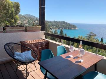 Gîte pour 4 personnes, avec piscine ainsi que terrasse et vue à Rayol-Canadel-sur-Mer