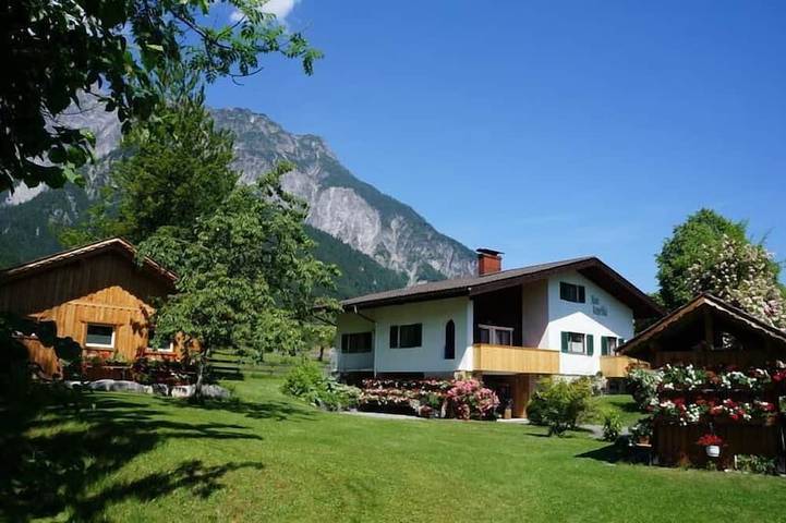 Ferienwohnung für 8 Personen, mit Balkon und Garten sowie Sauna