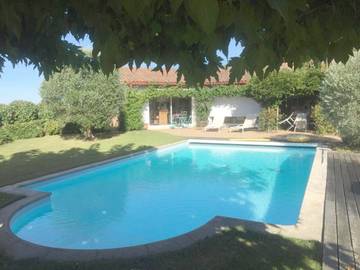 Gîte pour 2 personnes, avec vue ainsi que piscine et jardin à Souraïde