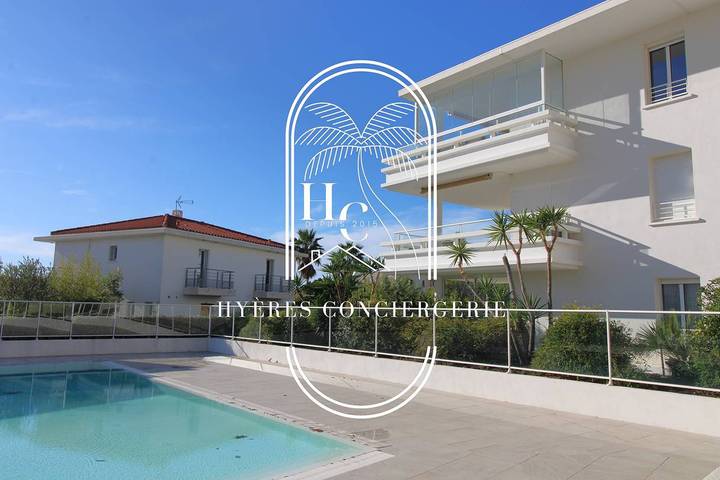 Gîte pour 4 personnes, avec piscine et balcon/terrasse, adapté aux familles dans Plage Font Brun Carqueiranne - 3