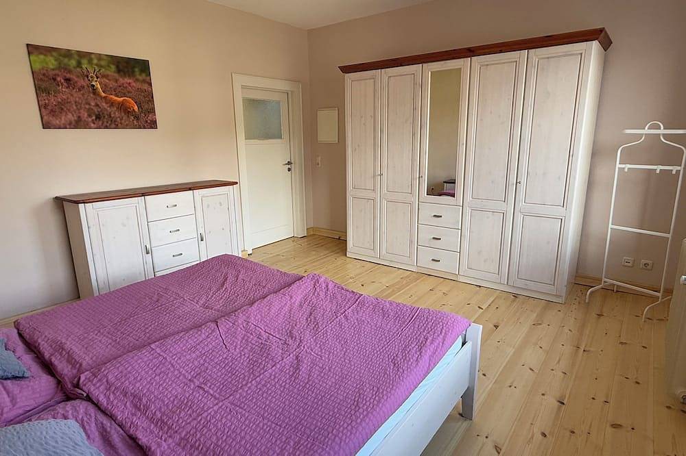 Ganze Wohnung, Ferienwohnung mit Balkon in großzügigem Haus mit Hof und Garten in Muldestausee, Dübener Heide