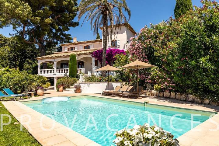 Villa für 8 Personen, mit Balkon/Terrasse und Garten sowie Pool