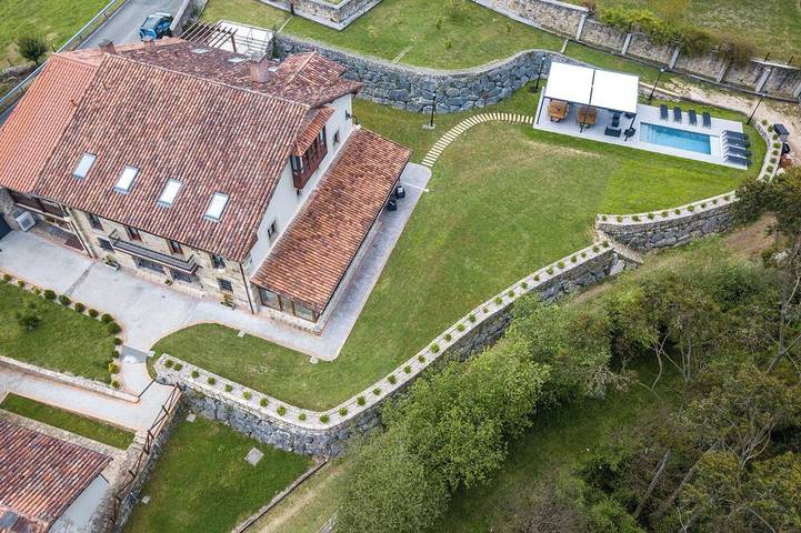 Vacation rental for 20 people, with yard and balcony in Cantabria