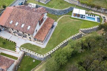 Casa de vacaciones para 20 personas, con jardín y balcón en Cantabria