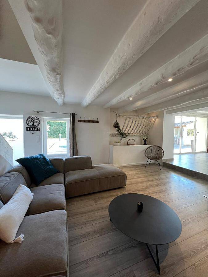 Location de vacances pour 10 personnes, avec piscine et jardin à Travaillan - 2