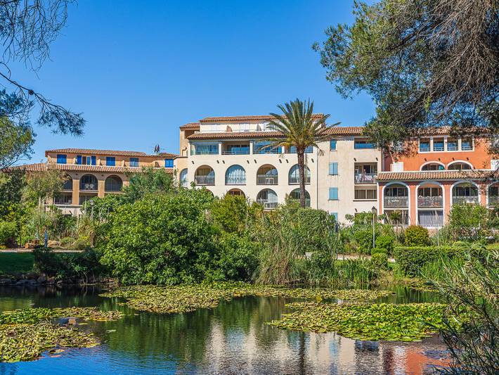 Gîte pour 5 personnes, avec terrasse ainsi que vue sur le lac et bassin pour enfant dans La Coudoulière - 2